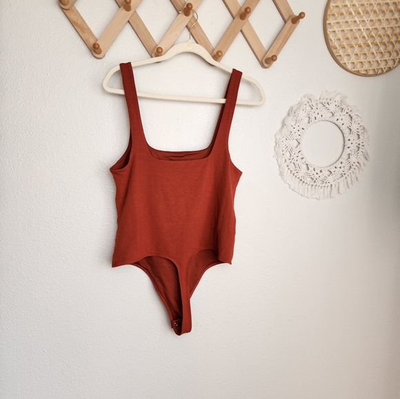 Good American Scuba Modern Tank Bodysuit In Rust - Picture 5 of 9